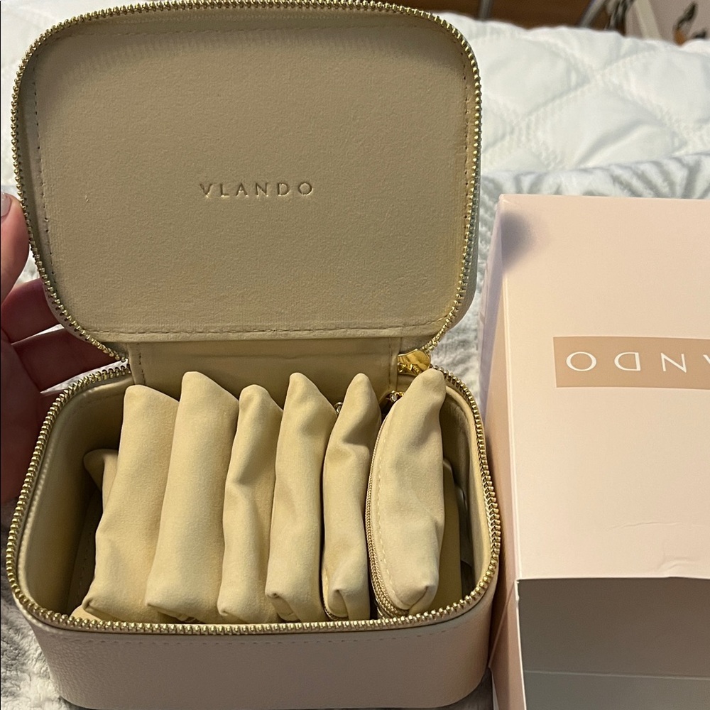 Cream Jewelry Organizer - Picture 2 of 6